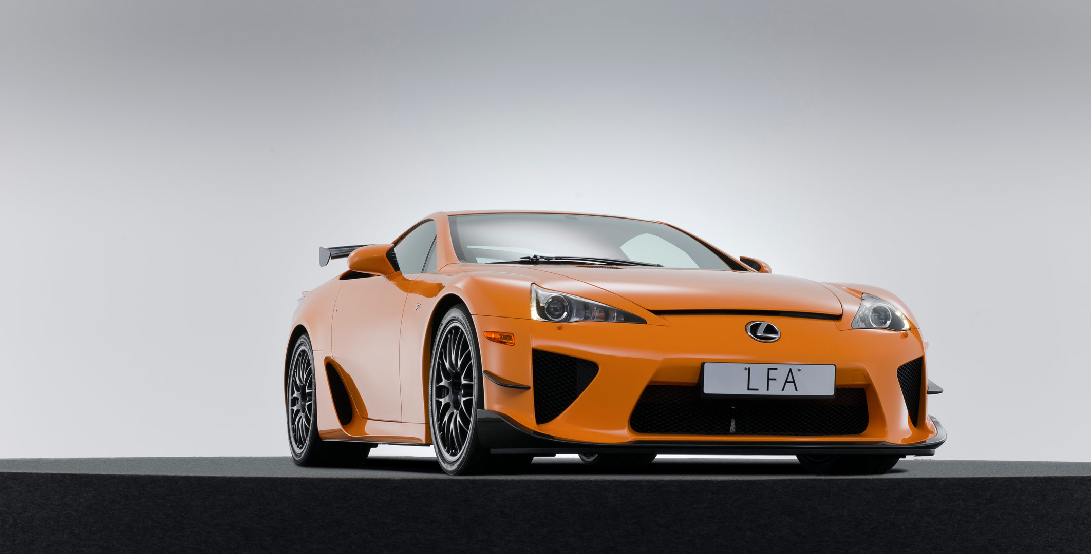 http://lexusenthusiast.com/images/gallery/gallery-lexus-lfa-nurburgring-package/LFA_012_EXT_2011_GMS.jpg