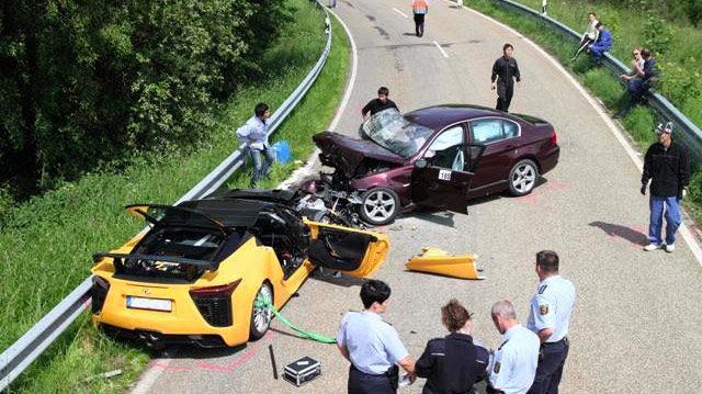 10-06-23-lexus-lfa-nurburgring-car-crash.jpg