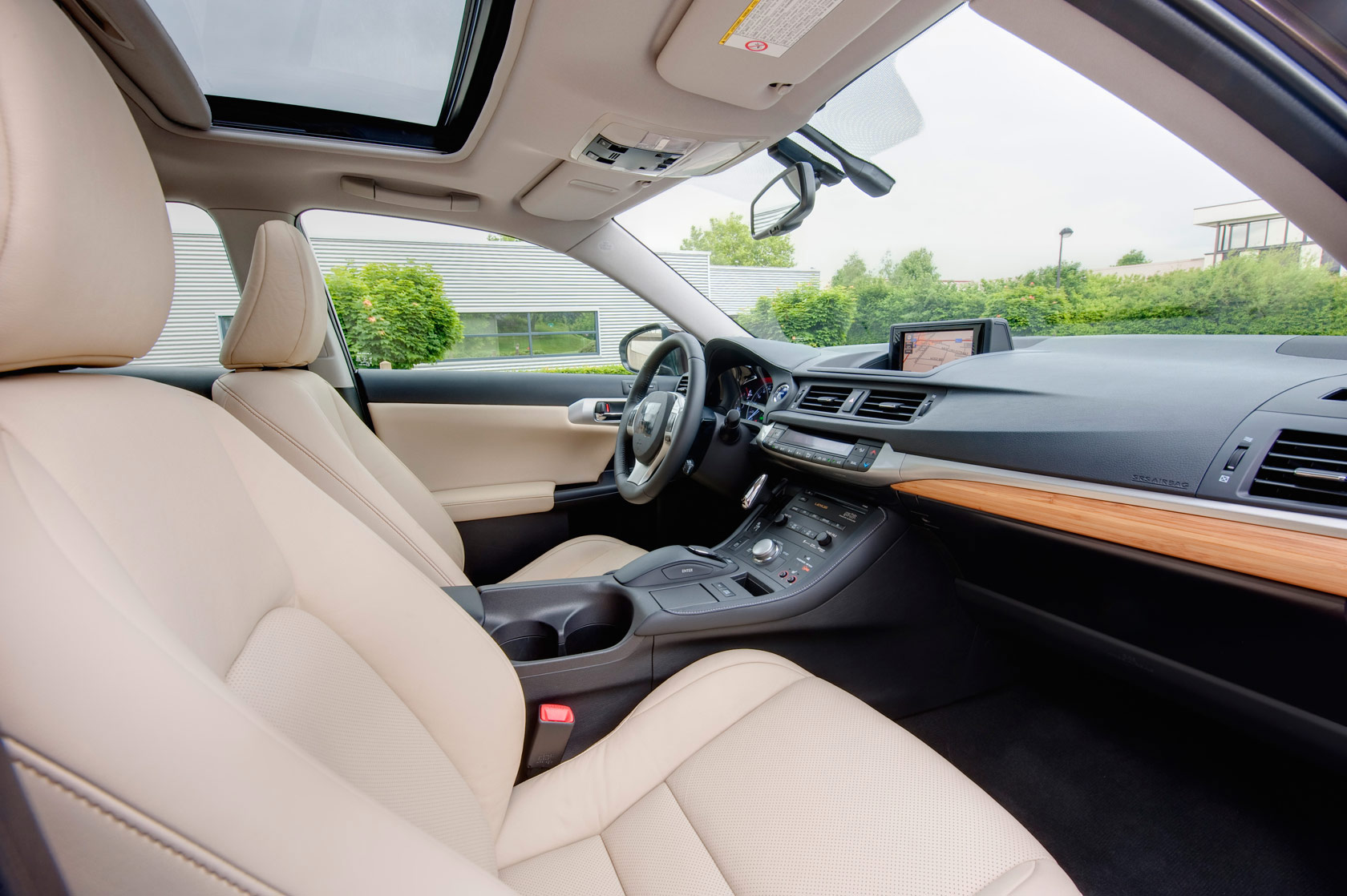 10-06-28-lexus-ct-200h-beige-leather-interior.jpg