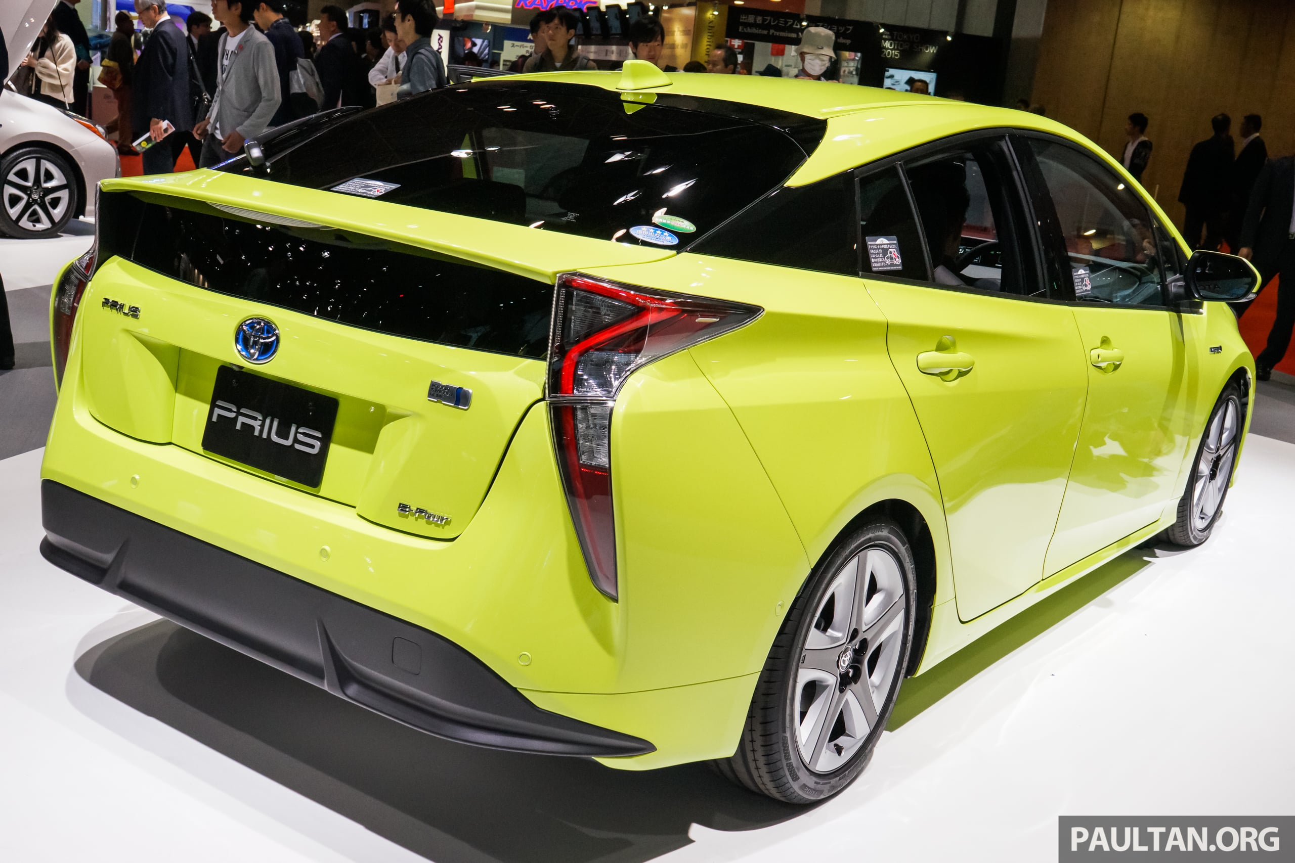Toyota-Prius-E-Four-11.jpg