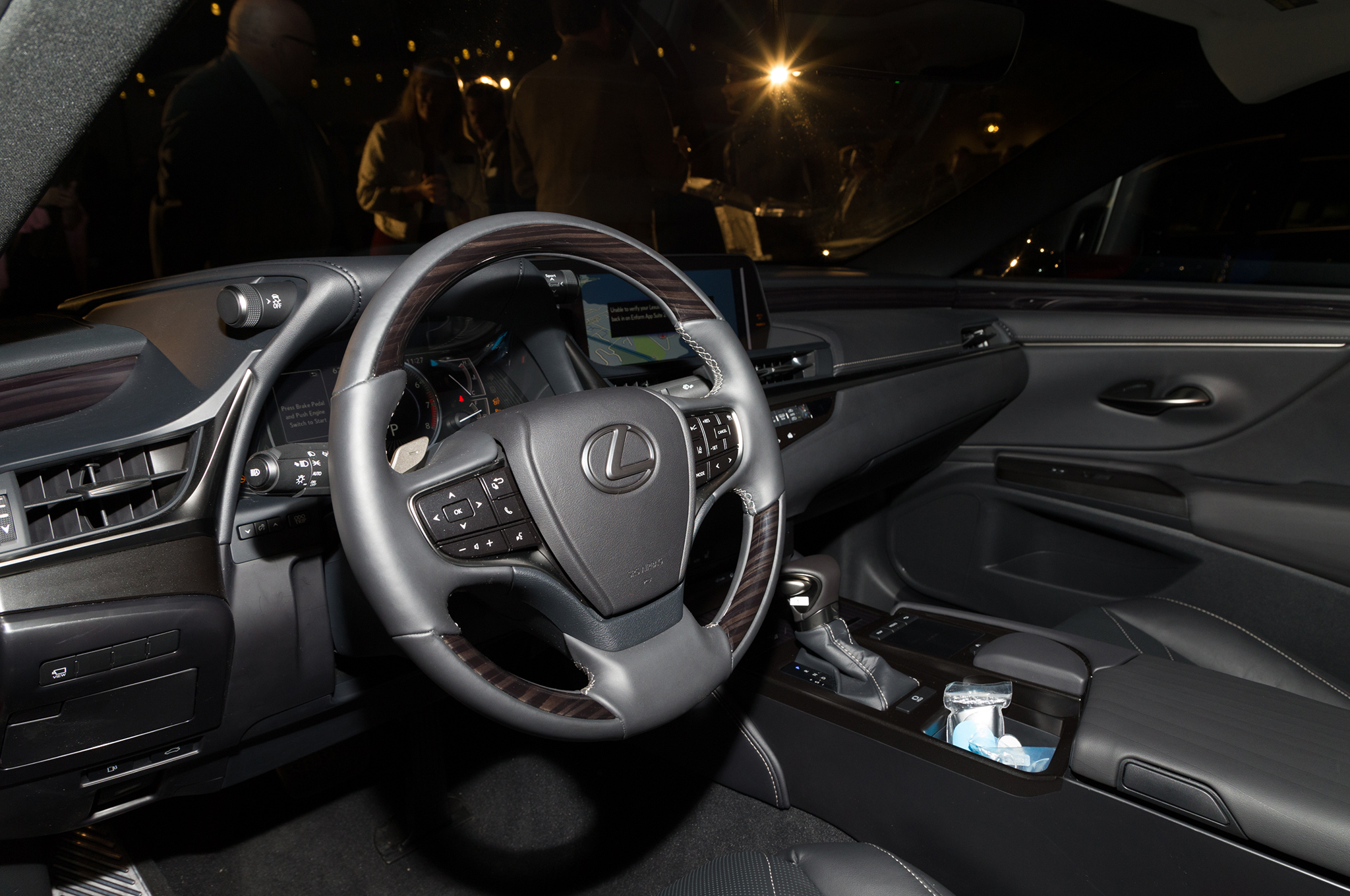 2019-Lexus-ES-interior-black.jpg