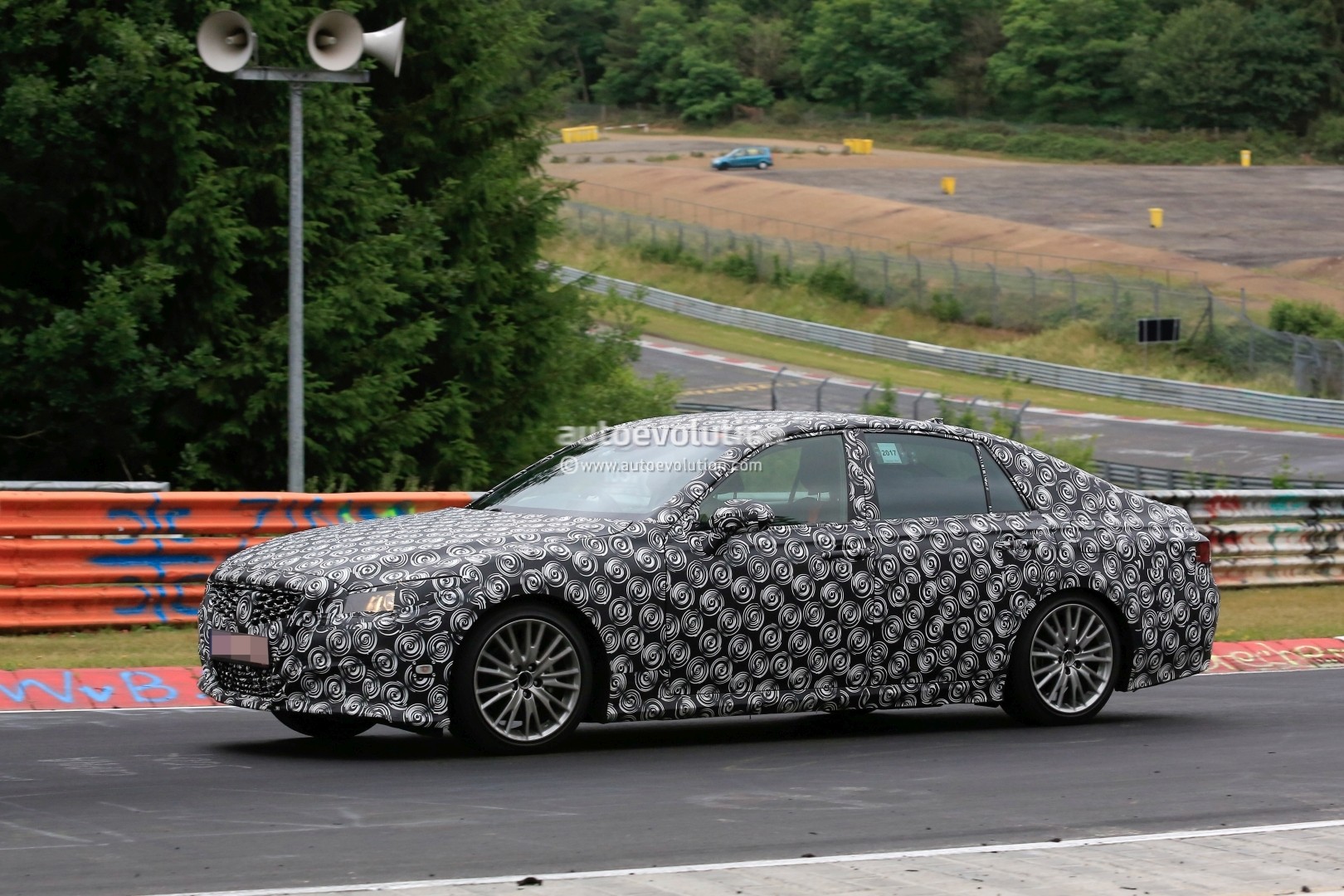 next-generation-toyota-crown-spied-for-the-first-time-testing-on-nurburgring_16.jpg