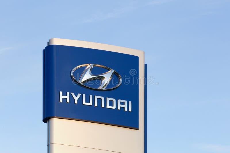 logotipo-de-hyundai-en-un-panel-90326292.jpg