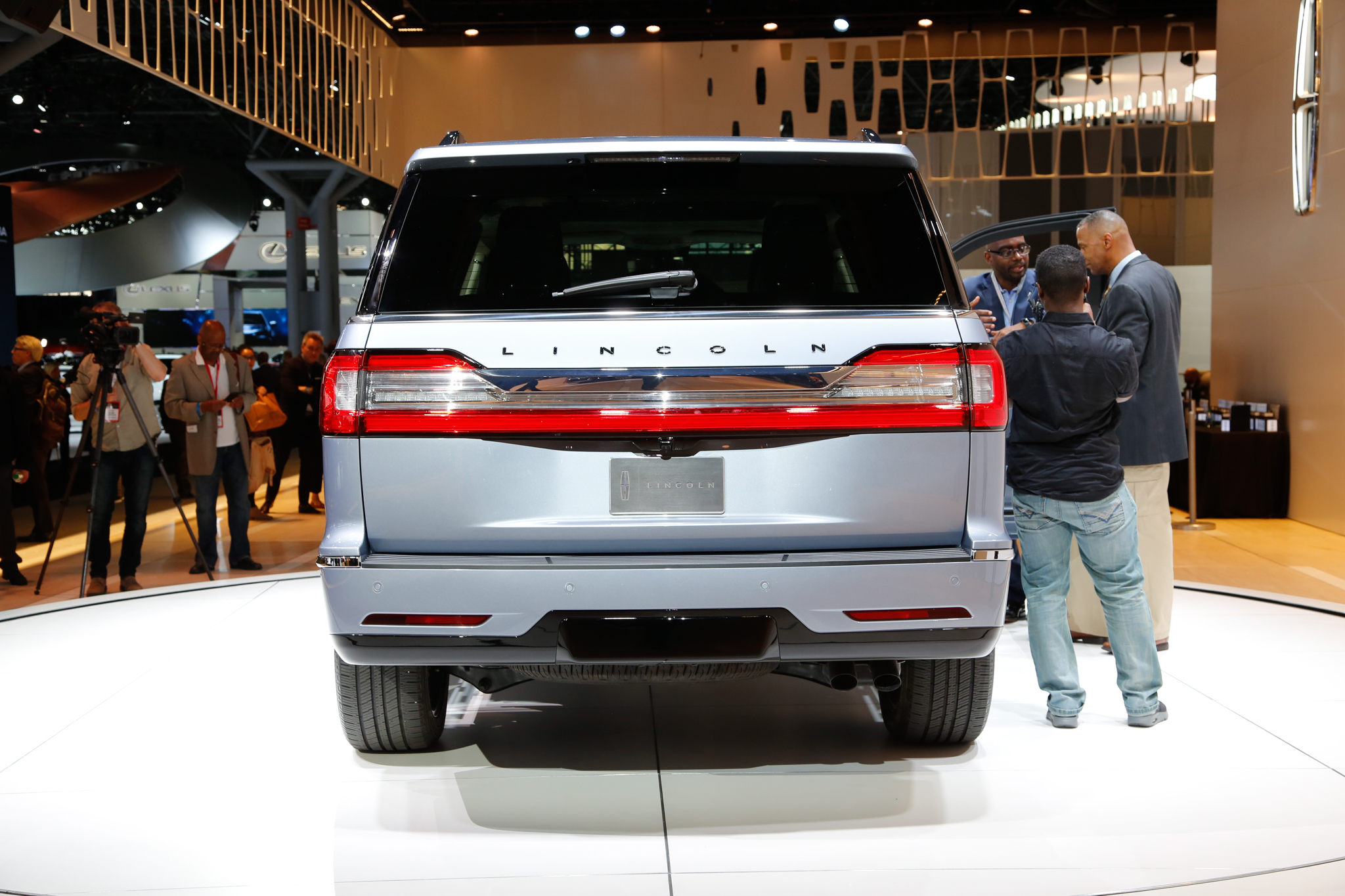 2018-Lincoln-Navigator-rear-end.jpg