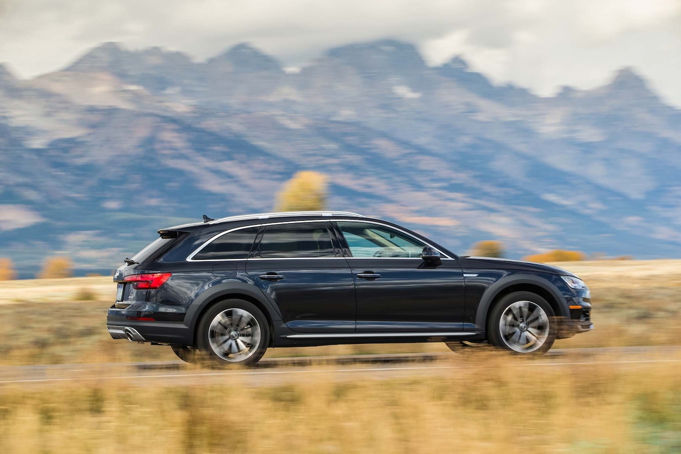 2017-Audi-A4-Allroad-rear-side-in-motion.jpg