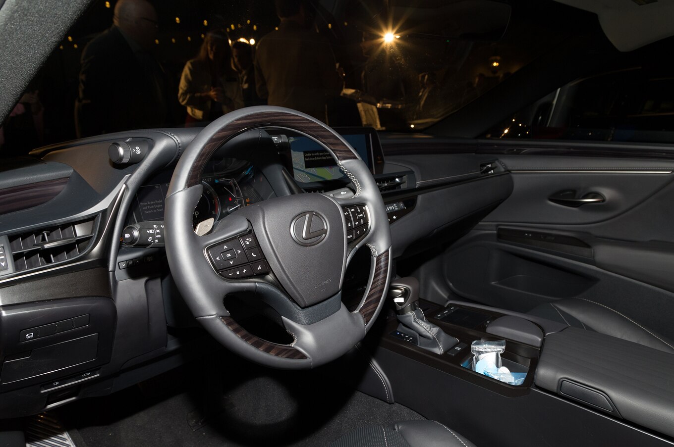 2019-Lexus-ES-interior-black.jpg