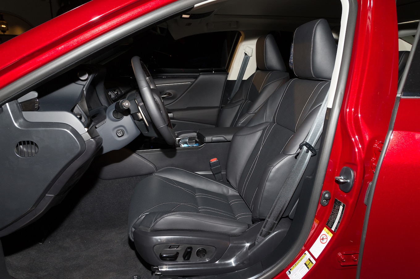 2019-Lexus-ES-interior-from-side.jpg