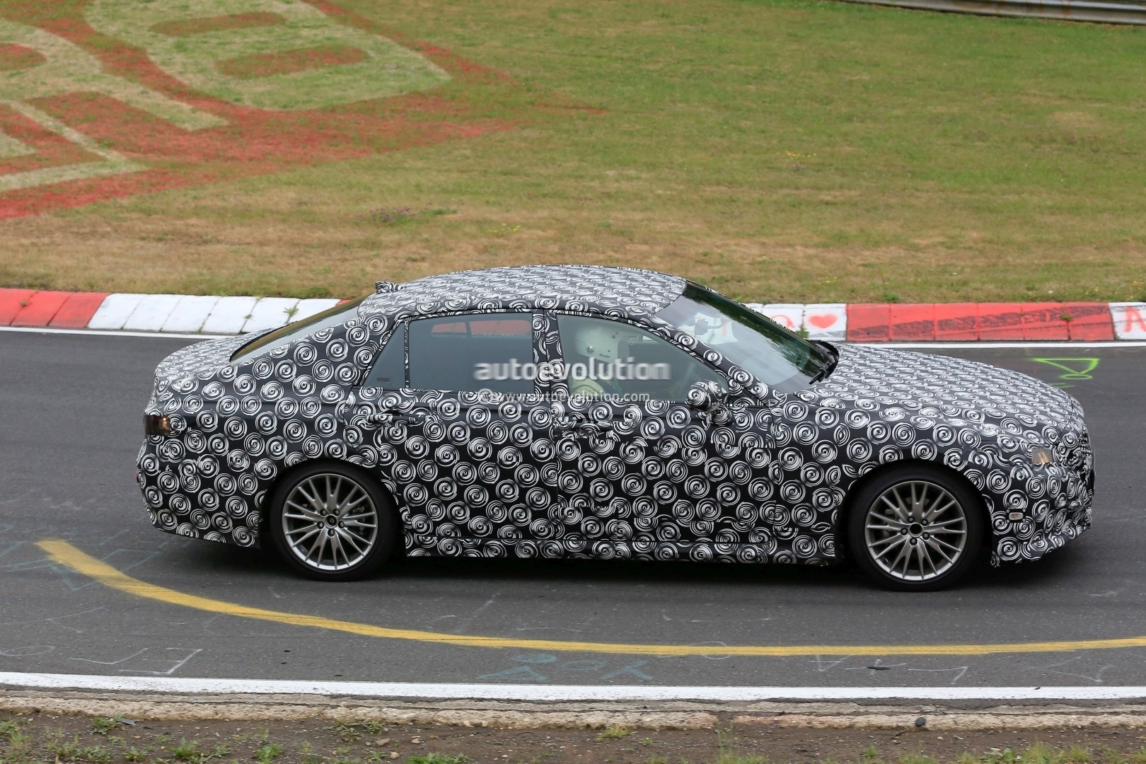 next-generation-toyota-crown-spied-for-the-first-time-testing-on-nurburgring_6.jpg