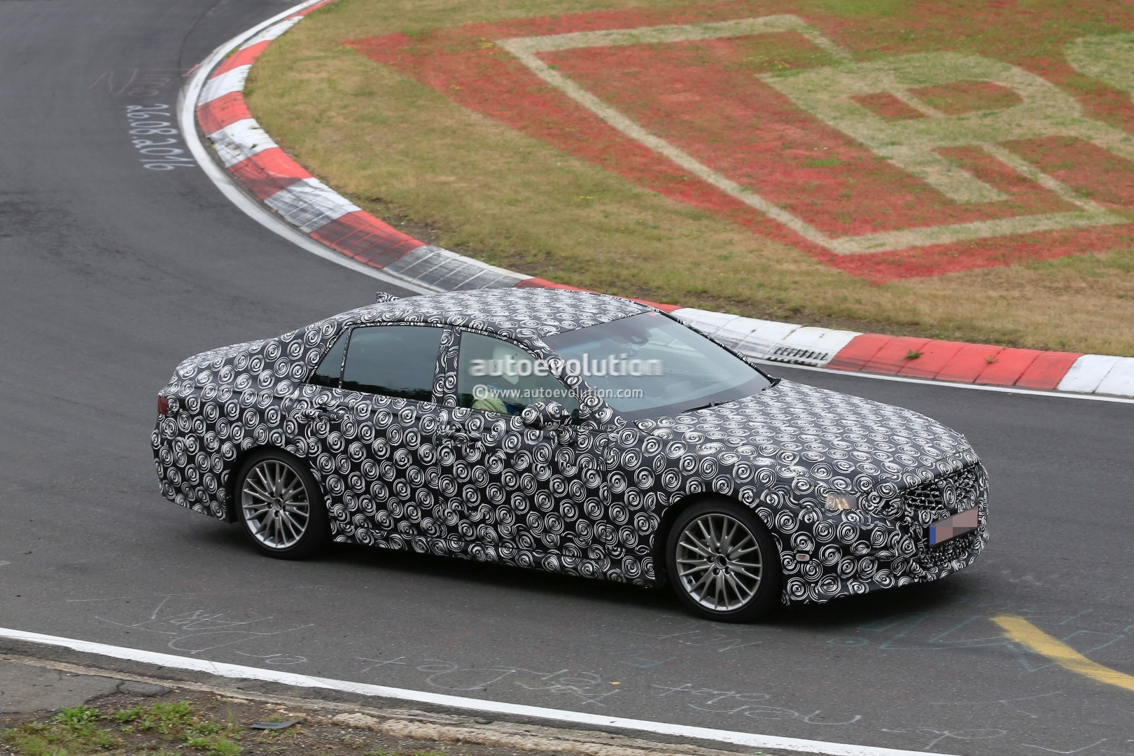 next-generation-toyota-crown-spied-for-the-first-time-testing-on-nurburgring-118977_1.jpg