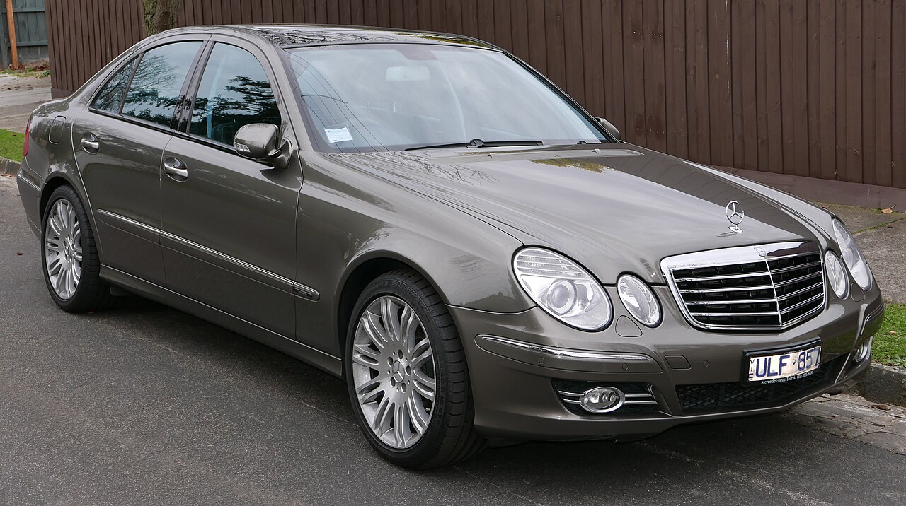 1280px-2006_Mercedes-Benz_E_500_%28W_211_MY07%29_Avantgarde_sedan_%282015-07-09%29_01.jpg