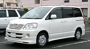 300px-2001-2004_Toyota_Noah.jpg