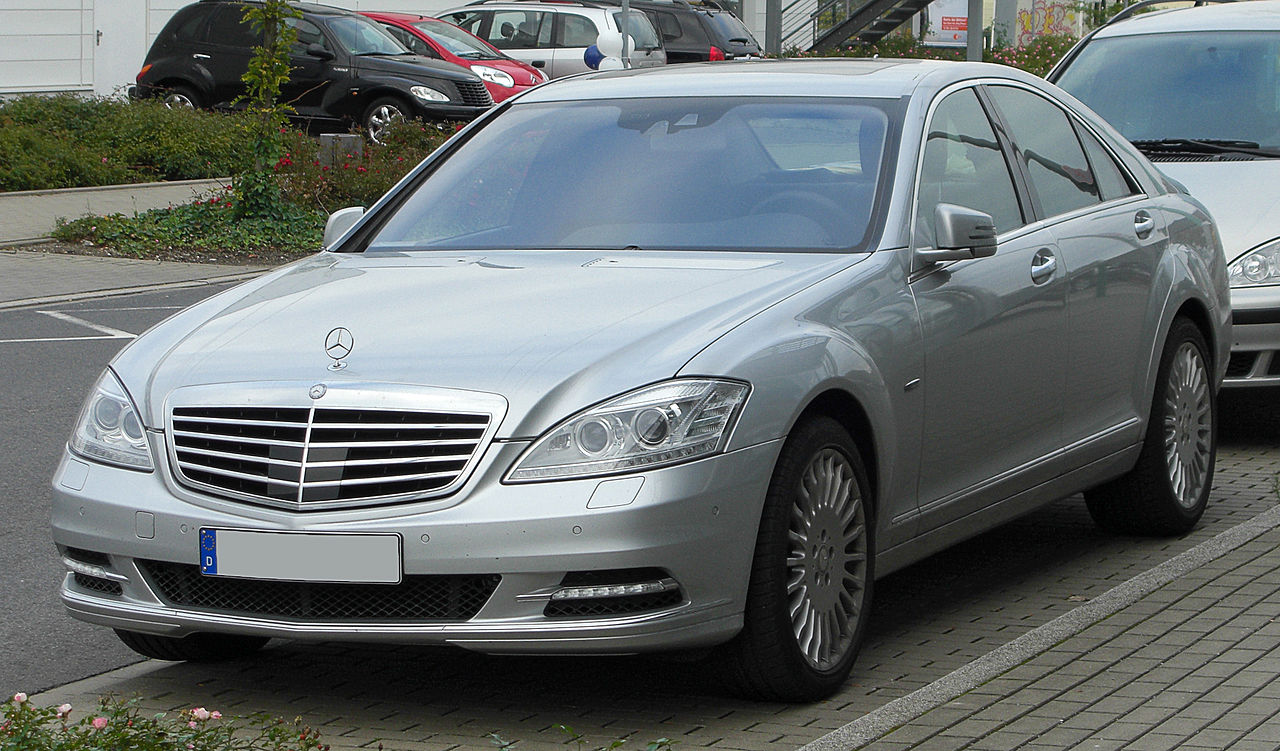 1280px-Mercedes_S_400_HYBRID_%28W221%29_Facelift_front_20101002.jpg
