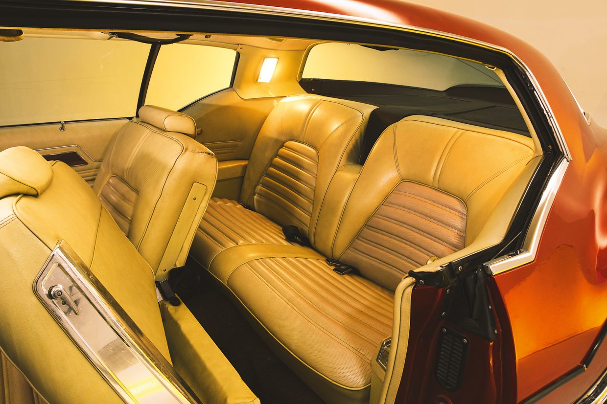 classic_and_sports_car_buick_riviera_JB_interior_rear.png