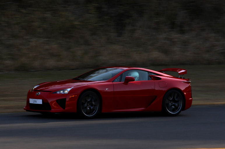 Lexus LFA красный