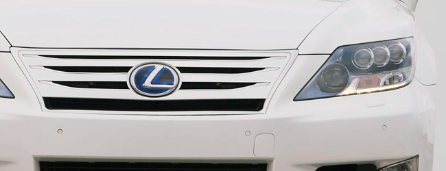 2010 Lexus LS 600hL Front Grille & Headlights