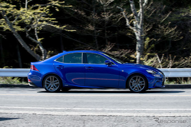 Lexus IS 300h F SPORT in Ultra Blue