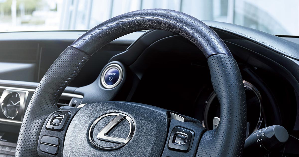 19-09-26-lexus-is-i-blue-interior-steering-wheel.jpg