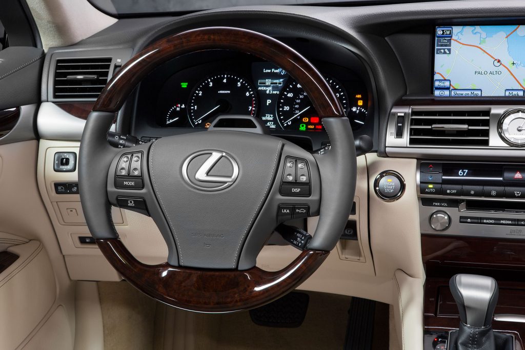 2013-Lexus-LS-460-Interior-002