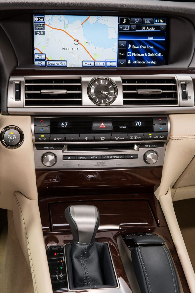 2013-Lexus-LS-460-Interior-003