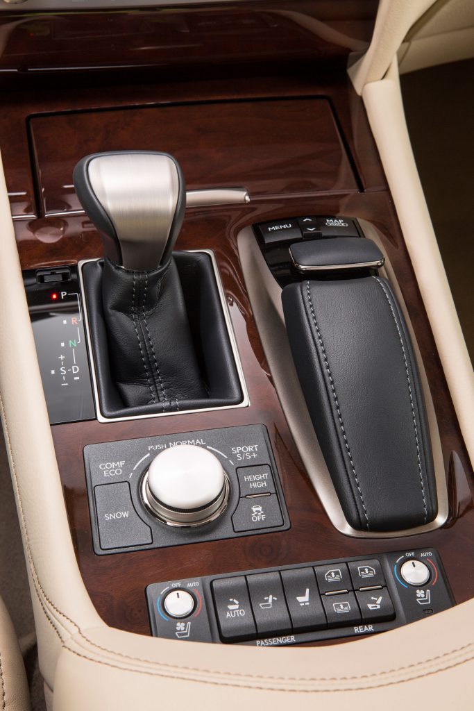 2013-Lexus-LS-460-Interior-004