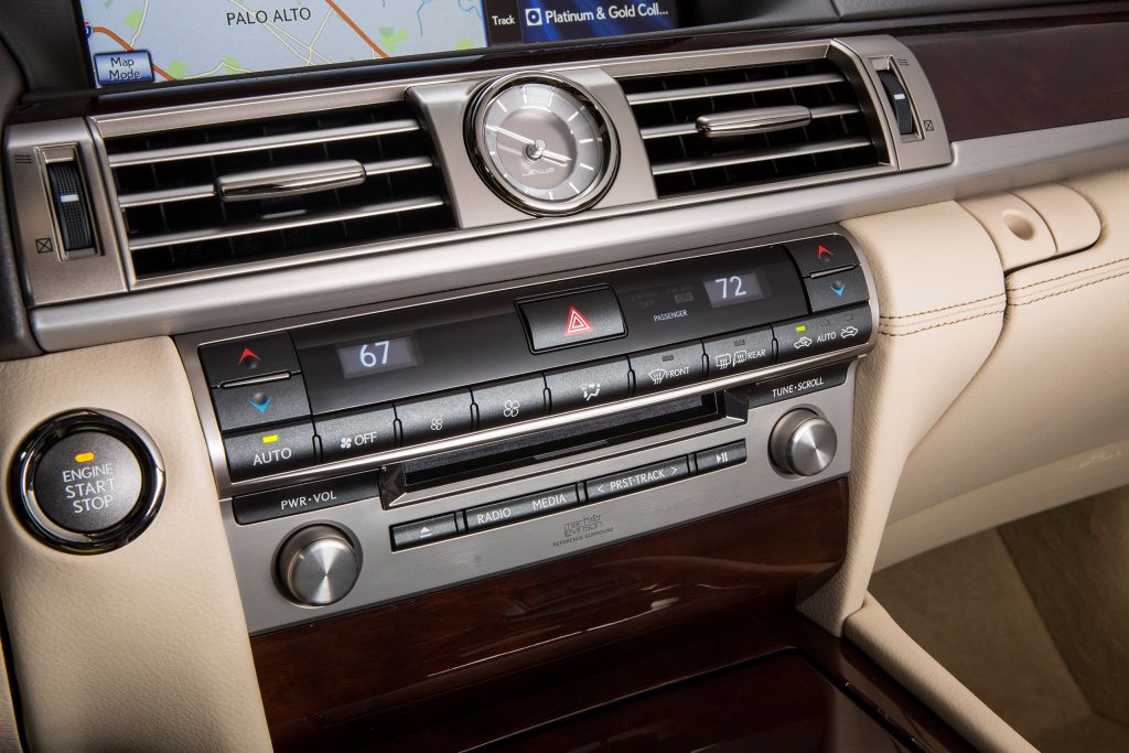 2013-Lexus-LS-460-Interior-005