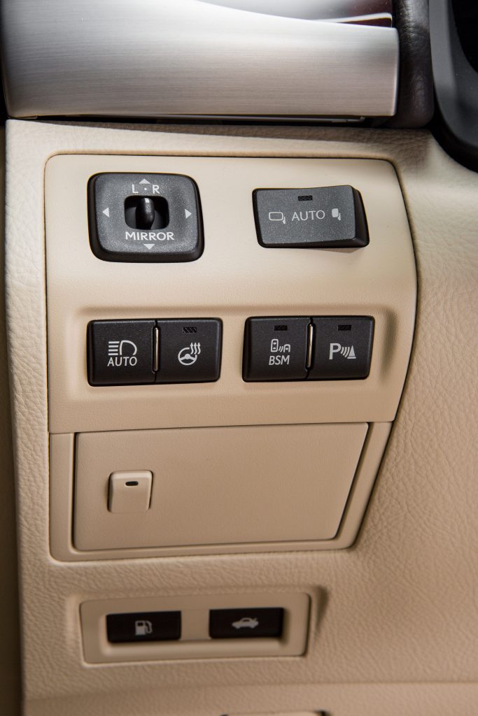 2013-Lexus-LS-460-Interior-013