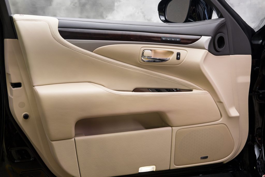 2013-Lexus-LS-460-Interior-014