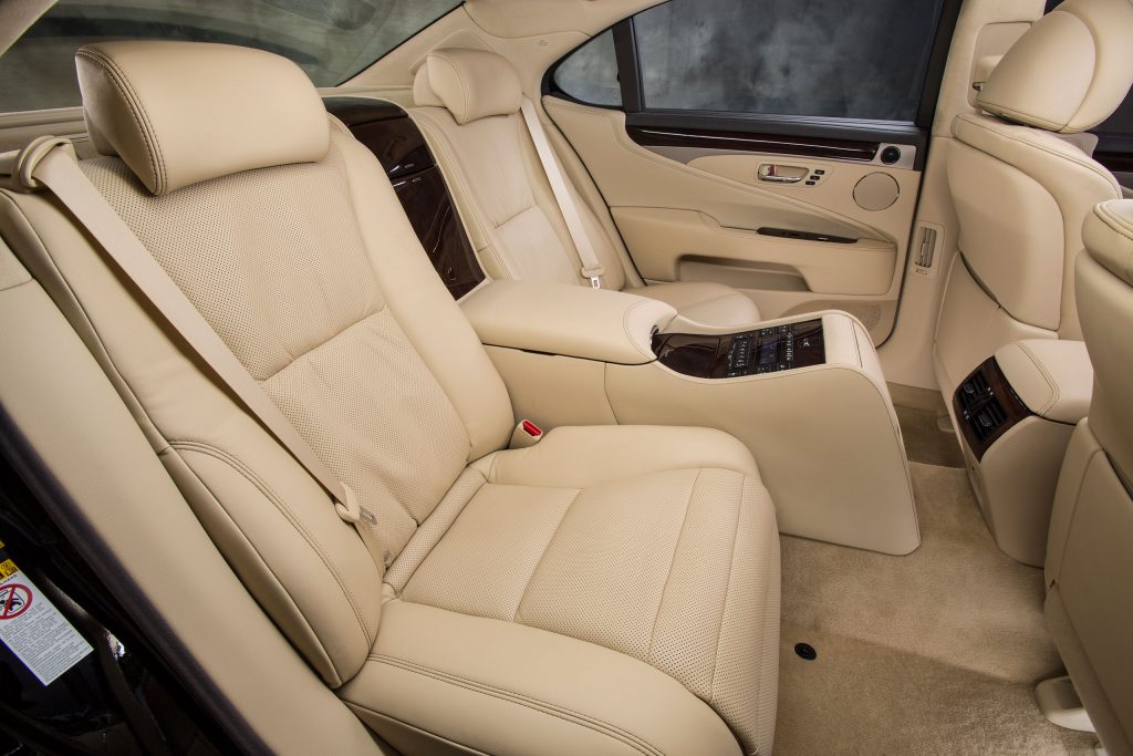 2013-Lexus-LS-460-Interior-016