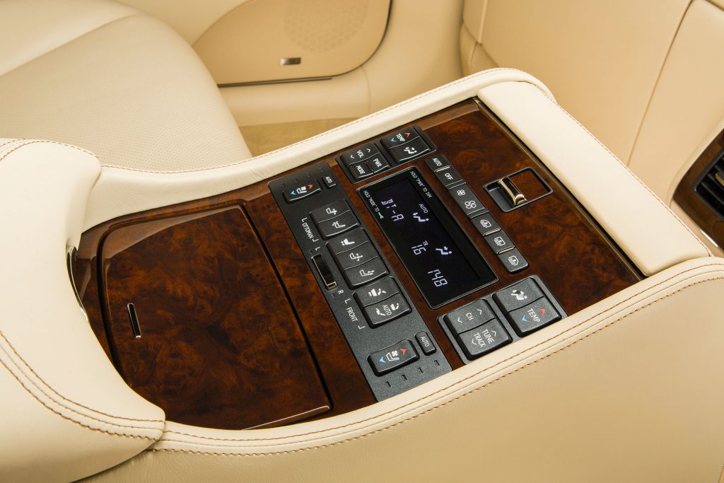 2013-Lexus-LS-460-Interior-019